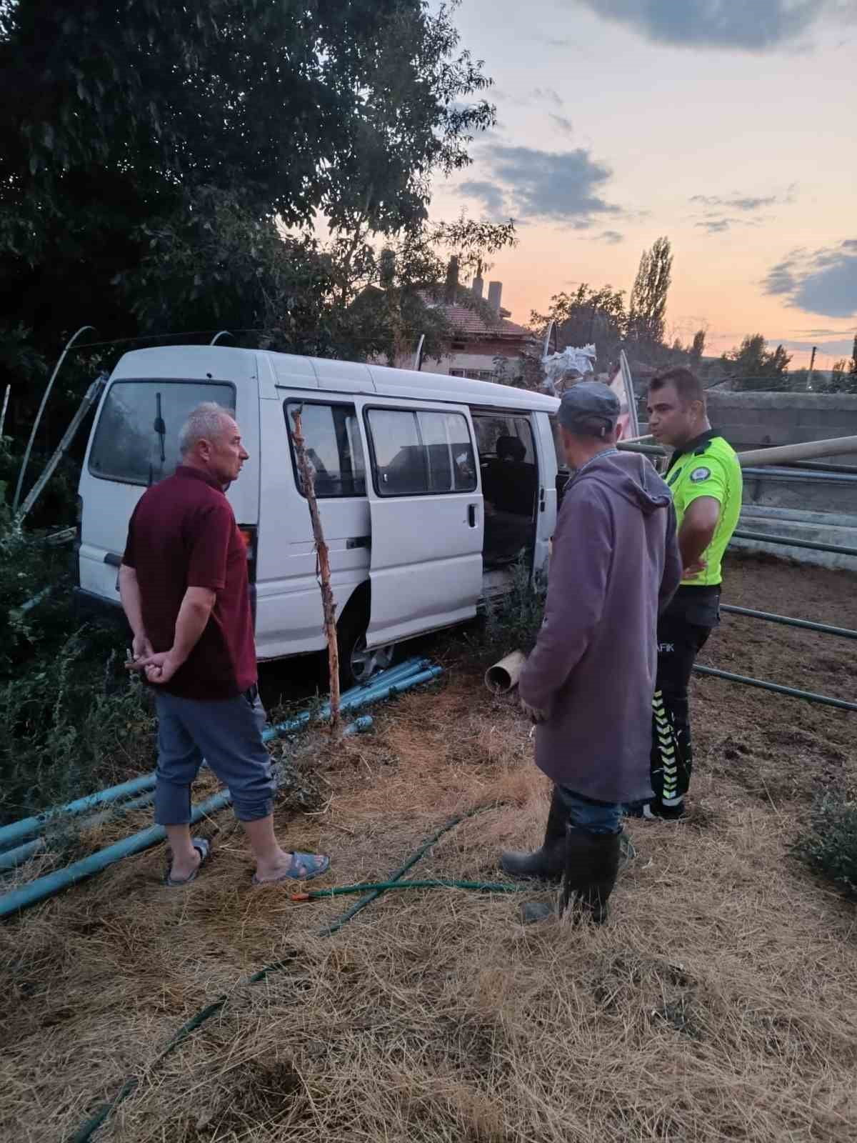 AFYONKARAHİSAR'DA KONTROLDEN ÇIKARAK BİR EVİN BAHÇESİNDEN İÇERİYE GİREN VE BİR ANDA ALEV ALAN...