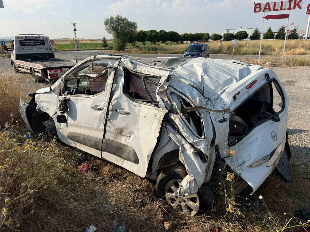AFYONKARAHİSAR'DA KONTROLDEN ÇIKARAK TAKLA ATIP ŞARAMPOLE GİREN HAFİF TİCARİ ARAÇTA 20 YAŞINDAKİ...