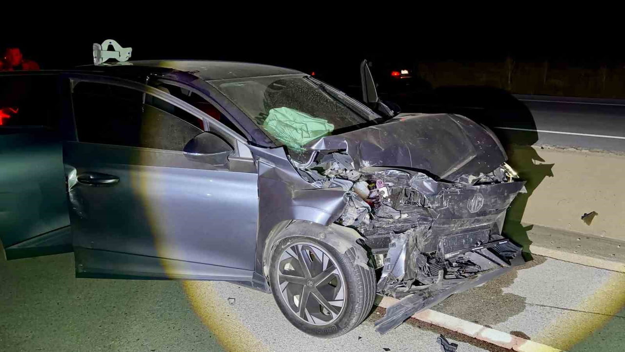 AFYONKARAHİSAR'DA OTOMOBİLLE HAFİF TİCARİ ARACIN ÇARPIŞMASI SONUCU MEYDANA GELEN TRAFİK KAZASINDA...