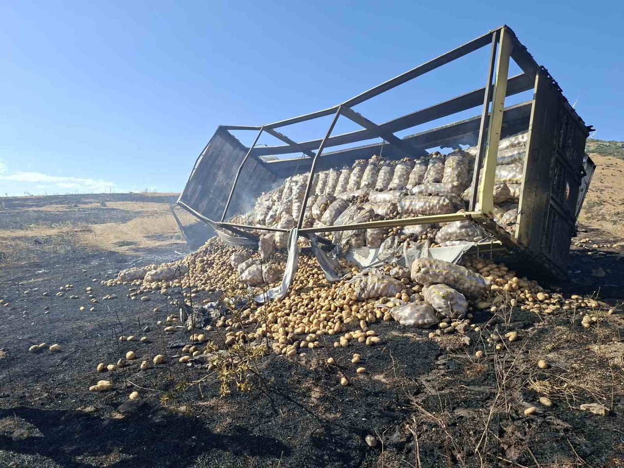AFYONKARAHİSAR'DA PATATES YÜKLÜ KAMYONUN BALATALARININ AŞIRI ISINMASI SONUCU ÇIKAN VE ARAZİYE DE...