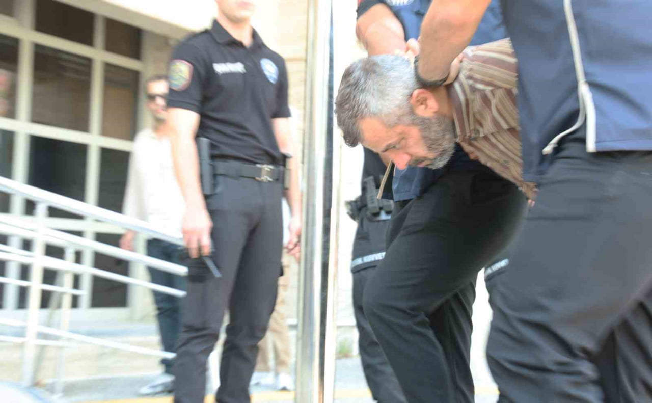 AFYONKARAHİSAR'DA YAKALANAN FETÖ TERÖR ÖRGÜTÜ ÜYESİ FİRARİ İHRAÇ YÜZBAŞI BURKAY KARATEPE...