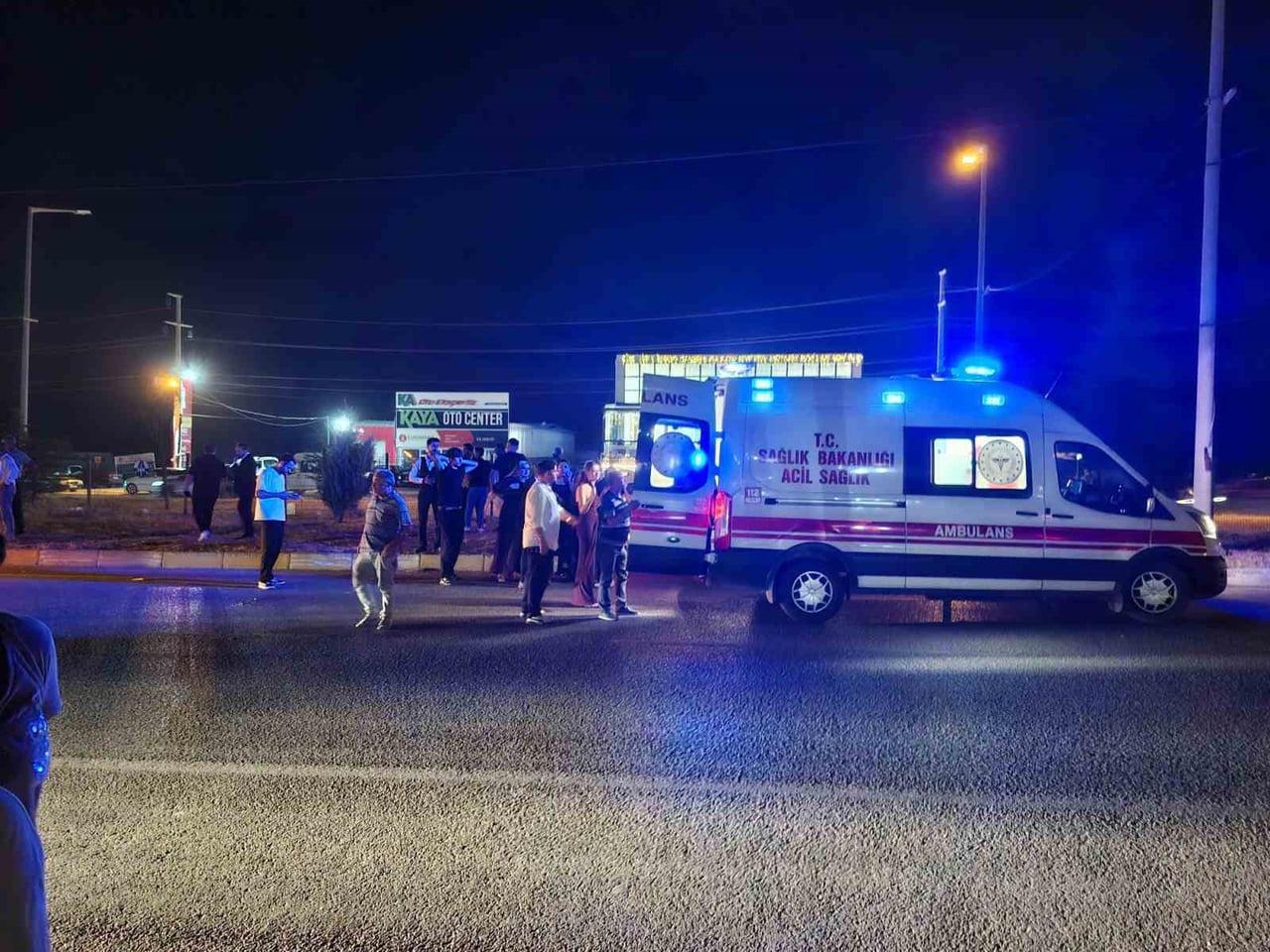 AFYONKARAHİSAR'DA YOLDA KARŞIYA GEÇMEYE ÇALIŞAN 72 YAŞINDAKİ YAYA OTOMOBİLİN ÇARPMASI SONUCU...