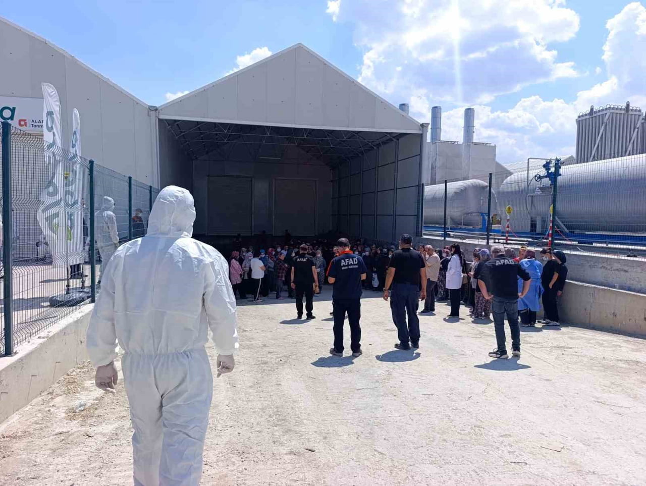 AFYONKARAHİSAR'DAKİ BİR SERADA YAPILAN İLAÇLAMA SIRASINDA, İLK BELİRLEMEYERE GÖRE YAKLAŞIK 40...