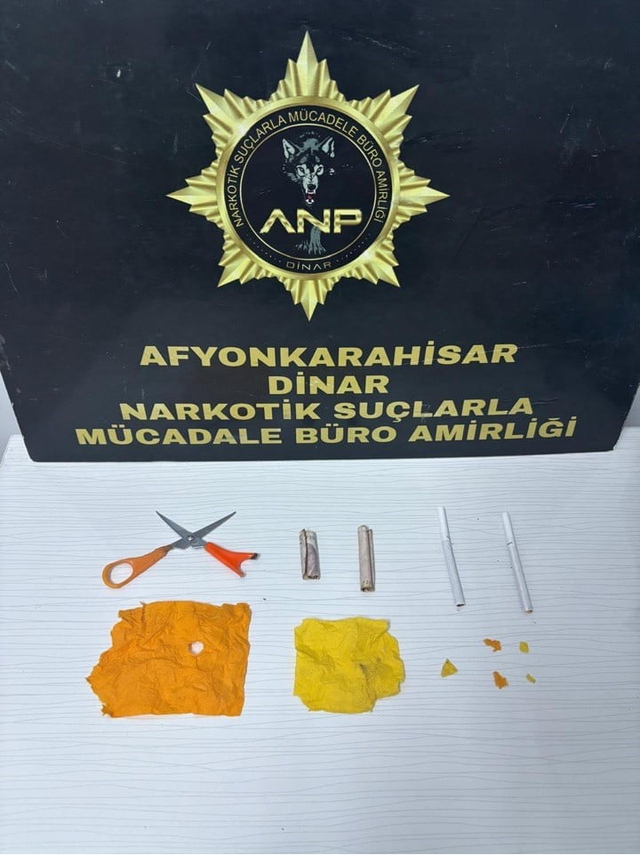 AFYONKARAHİSAR'IN DİNAR İLÇESİNDE 9 ADET PEÇETEYE İNDİRİLMİŞ UYUŞTURUCU MADDE İLE YAKALANAN 2 KİŞİ...