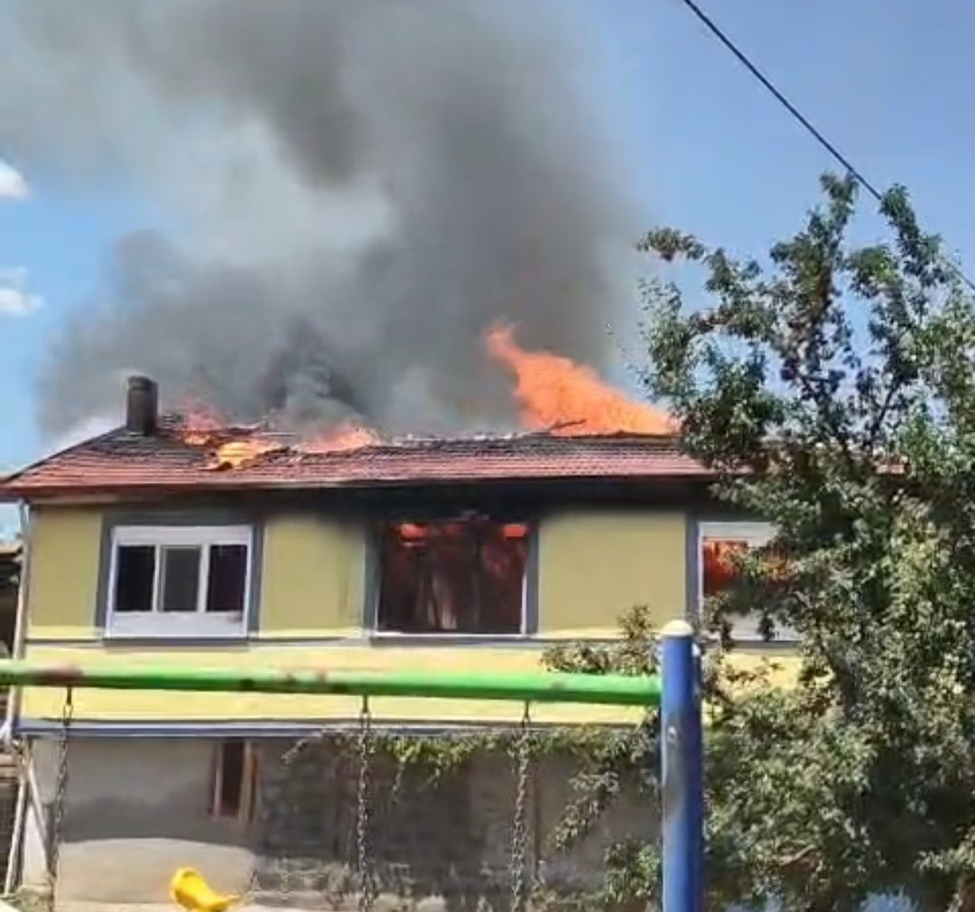 AFYONKARAHİSAR'IN SANDIKLI İLÇESİNE BAĞLI BAŞAĞAÇ KÖYÜNDE ÇIKAN YANGINDA BİR EV KULLANILAMAZ HALE...