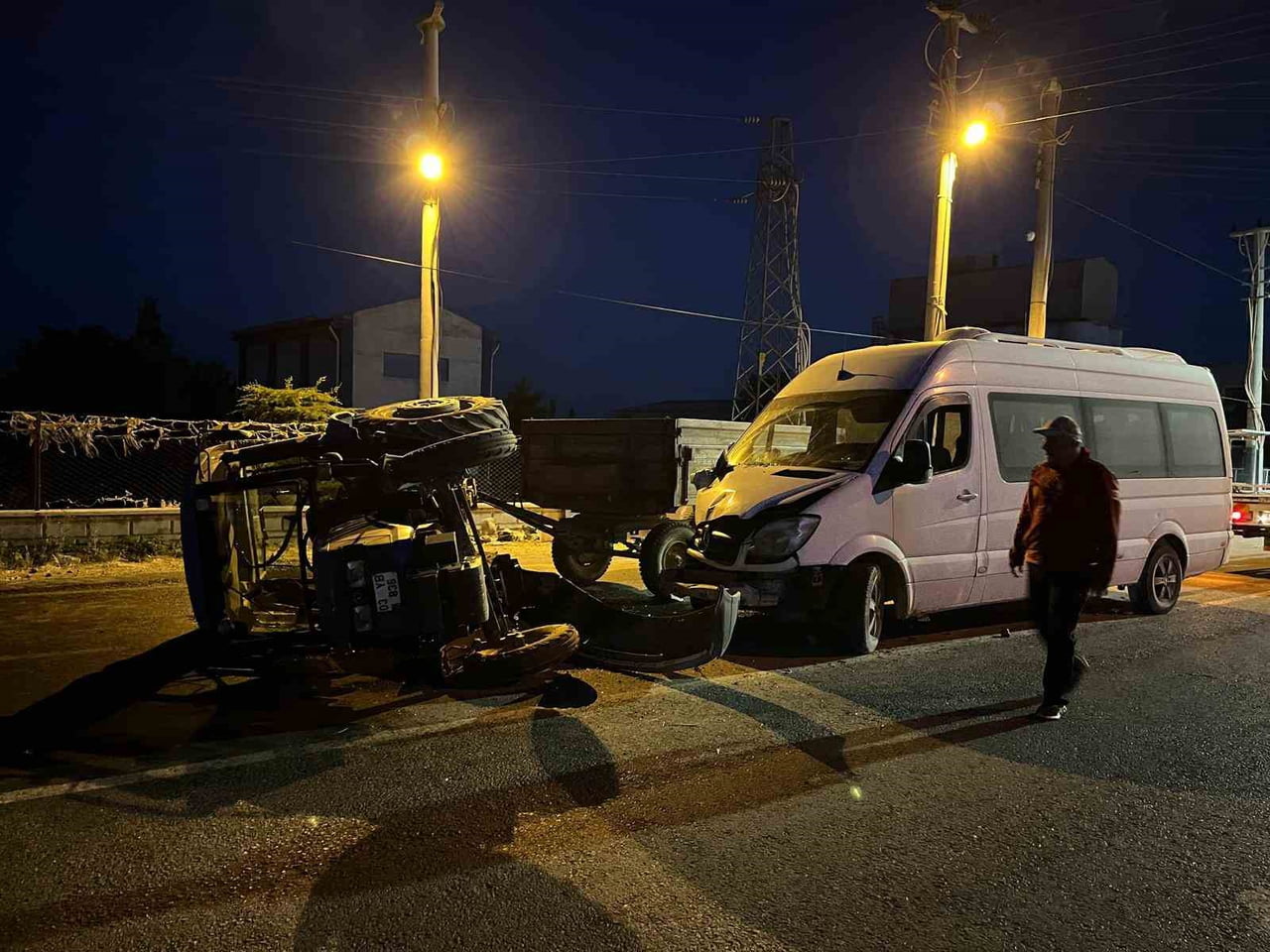 AFYONKARAHİSAR'IN ŞUHUT İLÇESİNDE MİNİBÜS İLE TRAKTÖRÜN ÇARPIŞMASI SONUCU MEYDANA GELEN TRAFİK...