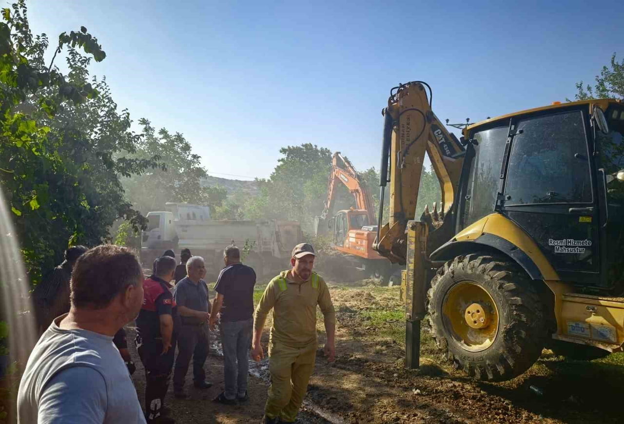 AFYONKARAHİSAR’DA BİR KÖYDE ÇIKAN SAMANLIK YANGININDA BİN ADET SAMAN BALYASI YANARKEN, YANGININ...
