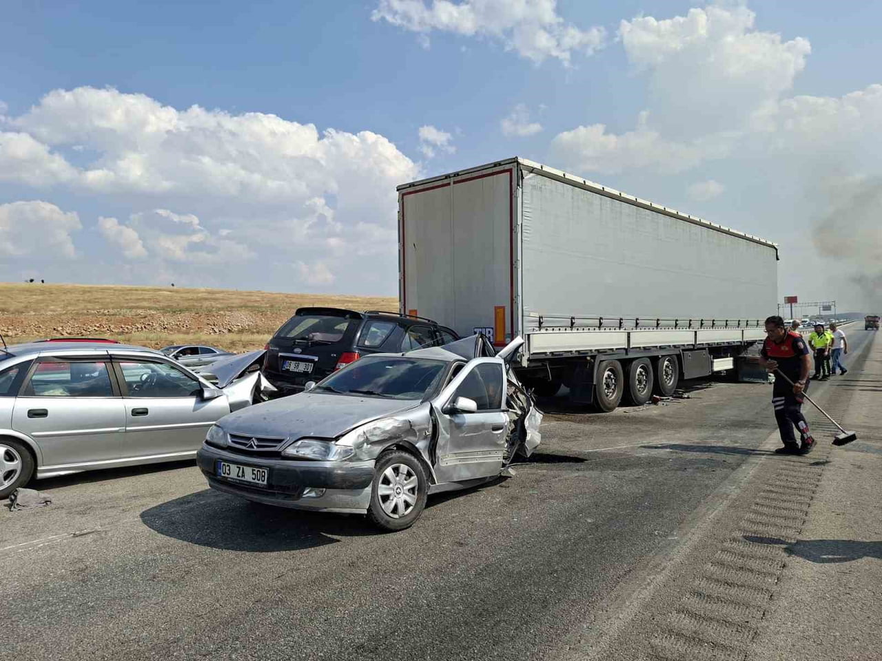 AFYONKARAHİSAR’DA ÇIKAN ANIZ YANGINININ OLUŞTURDUĞU YOĞUN DUMANDA YAŞANAN ZİNCİRLEME TRAFİK...