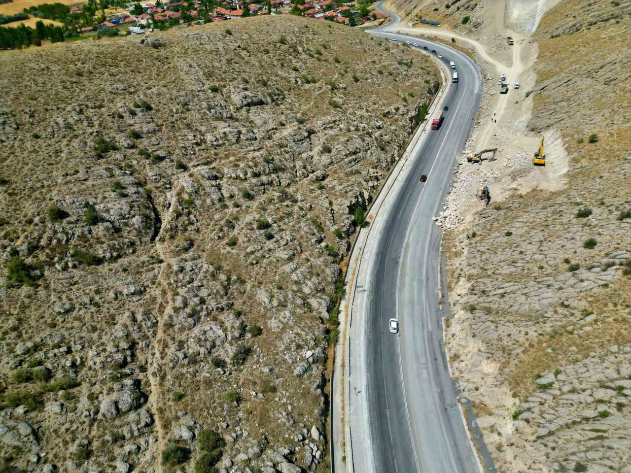 AFYONKARAHİSAR’DA TIRIN DORSESİNDE TAŞIDIĞI VE ARKASINDAN GELEN ARAÇLARI MOR RENGE BOYADIĞI O...