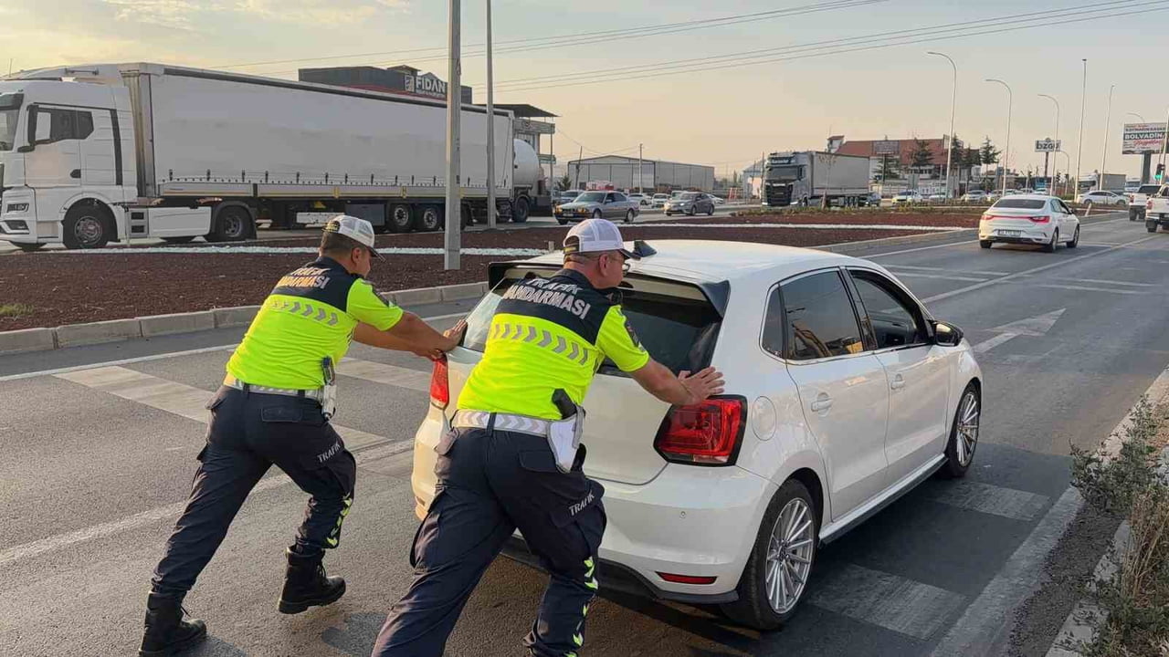 AFYONKARAHİSAR’IN BOLVADİN İLÇESİNDE ARIZALANAN OTOMOBİL, TRAFİK JANDARMA EKİPLERİNİN...