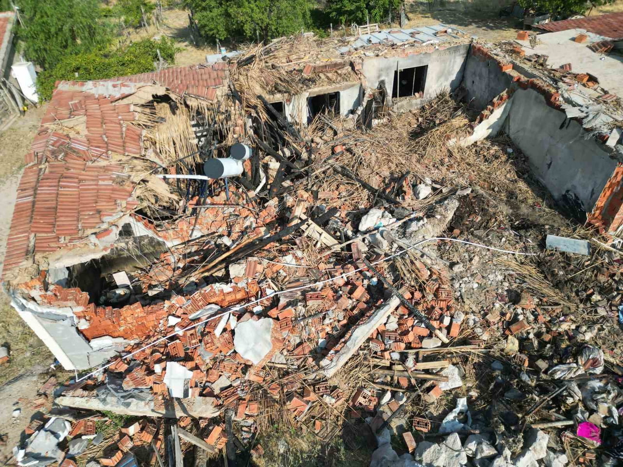 AFYONKARAHİSAR’IN BOLVADİN İLÇESİNDE ÇIKAN YANGINDA MÜSTAKİL EV VE İÇERİSİNDEKİ TÜM EŞYALAR KÜLE...