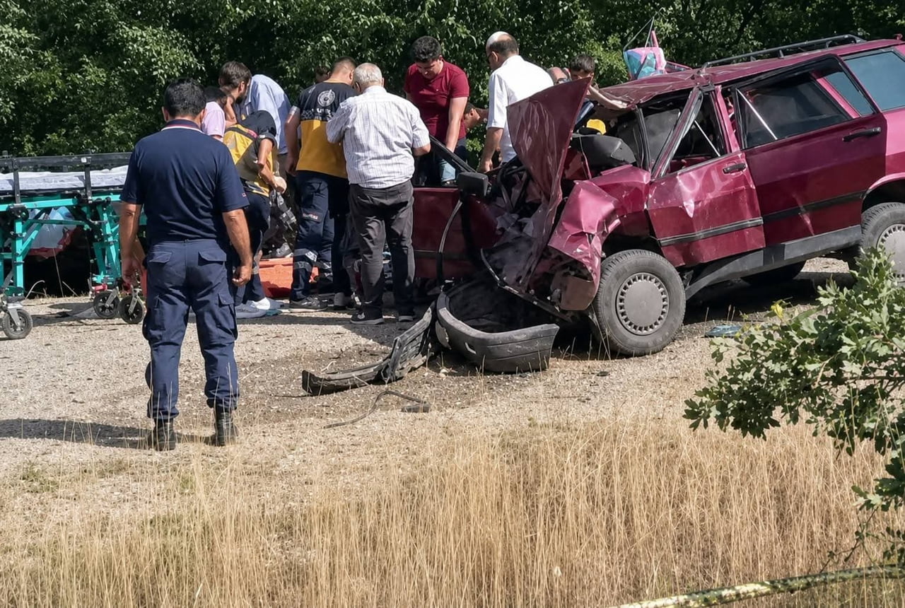 AFYONKARAHİSAR’IN HOCALAR İLÇESİNDE İKİ OTOMOBİLİN ÇARPIŞMASI SONUCU MEYDANA GELEN TRAFİK...