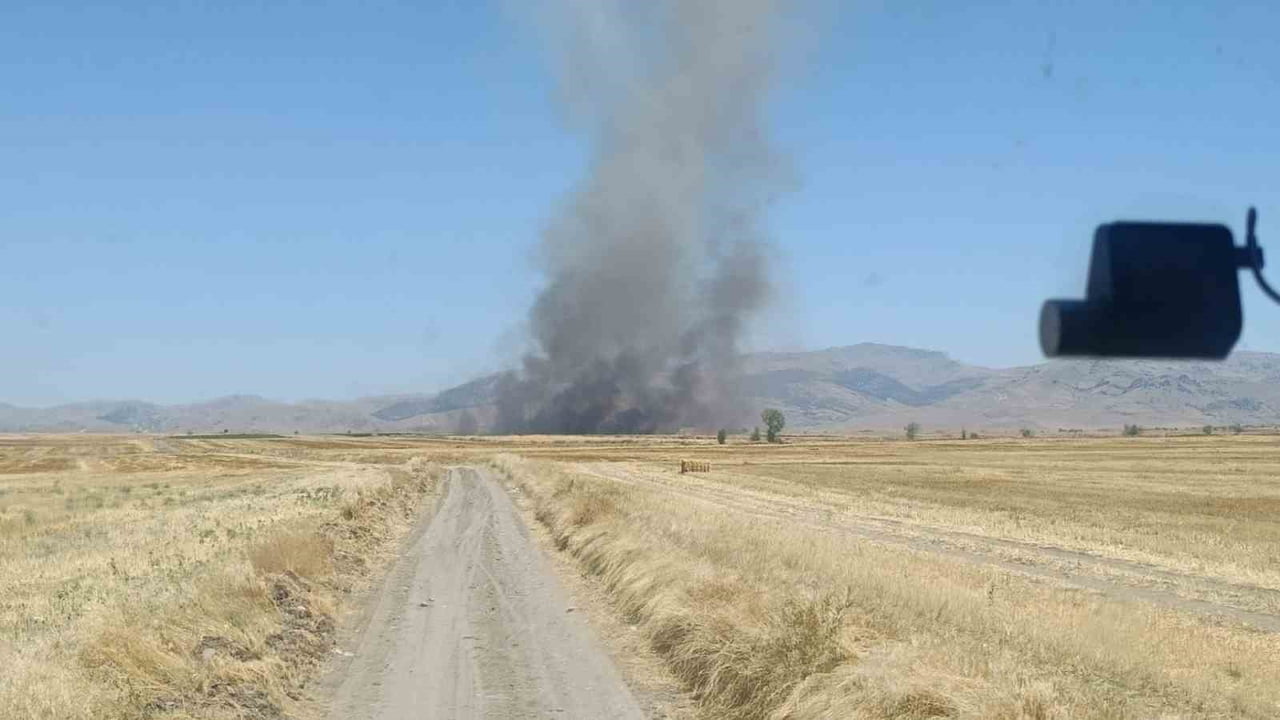 AFYONKARAHİSAR’IN SANDIKLI İLÇESİNE BAĞLI GÖKÇEALAN KÖYÜ YAKINLARINDA ÇIKAN ANIZ YANGININDA...