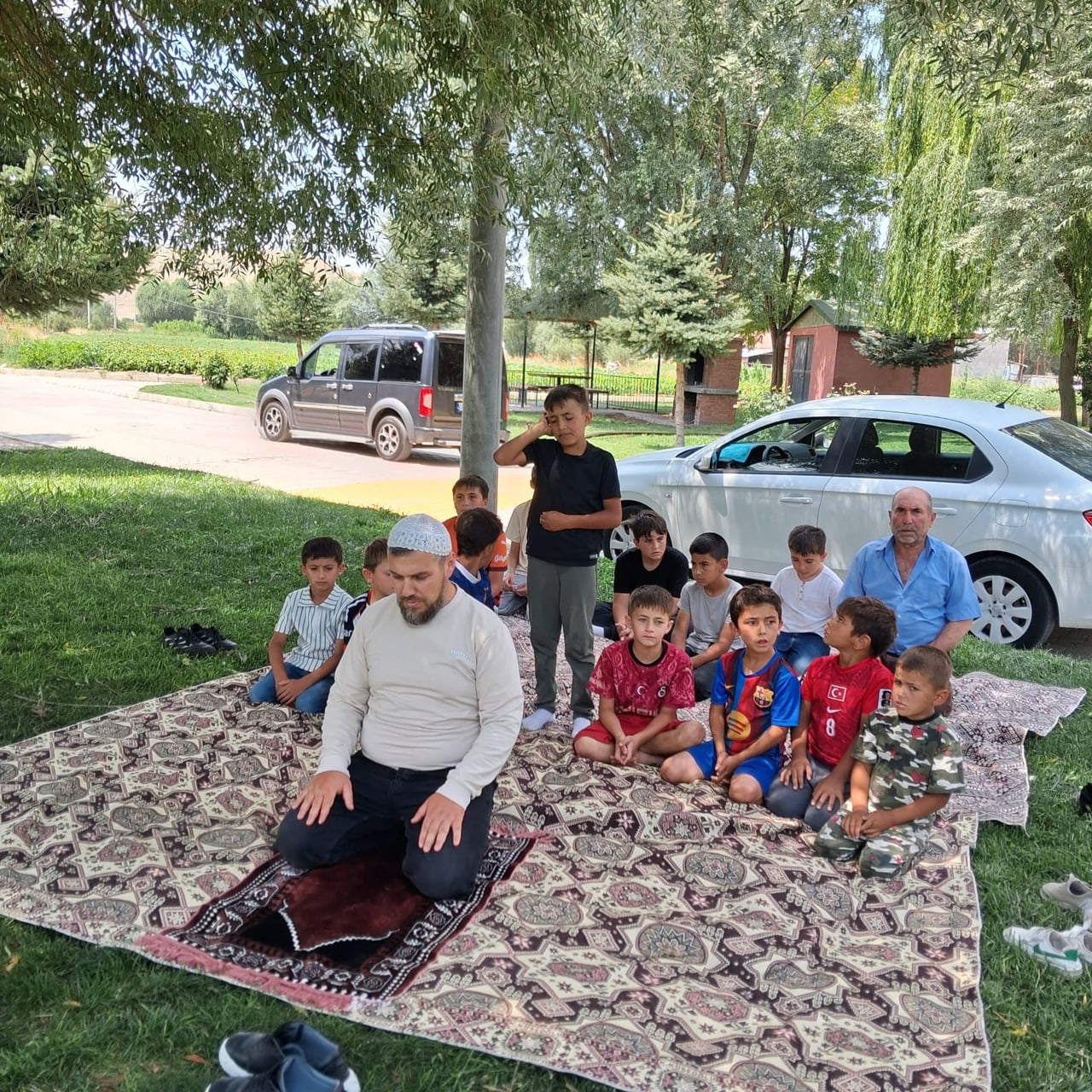 AFYONKARAHİSAR’IN ŞUHUT İLÇESİNE BAĞLI AYDIN KÖYÜ’NDE YAZ DÖNEMİ KUR’AN-I KERİM KURSUNA KATILAN...