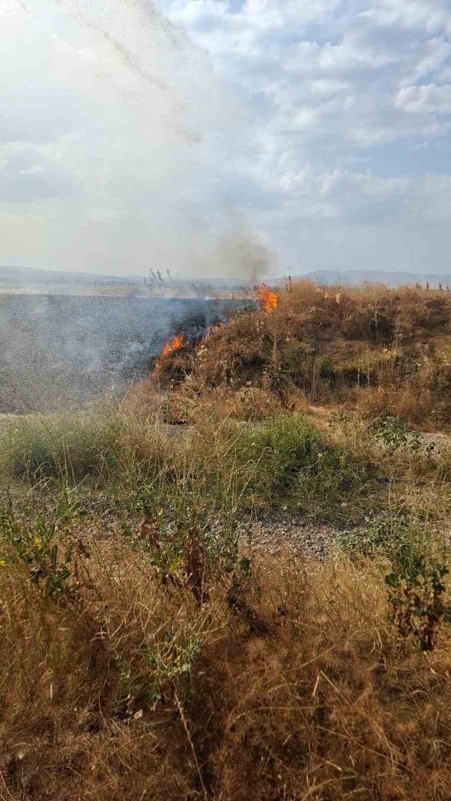 AFYONKARAHİSAR’IN ŞUHUT İLÇESİNE BAĞLI GÜNEYTEPE KÖYÜNDE ÇIKAN ARAZİ YANGINI, İTFAİYE EKİPLERİNİN...