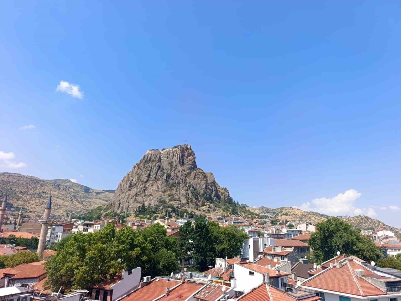 AFYONKARAHİSAR YENİ HAFTAYA AÇIK VE SICAK BİR HAVA İLE BAŞLARKEN, KENTTE ÖĞLEDEN SONRA İSE...