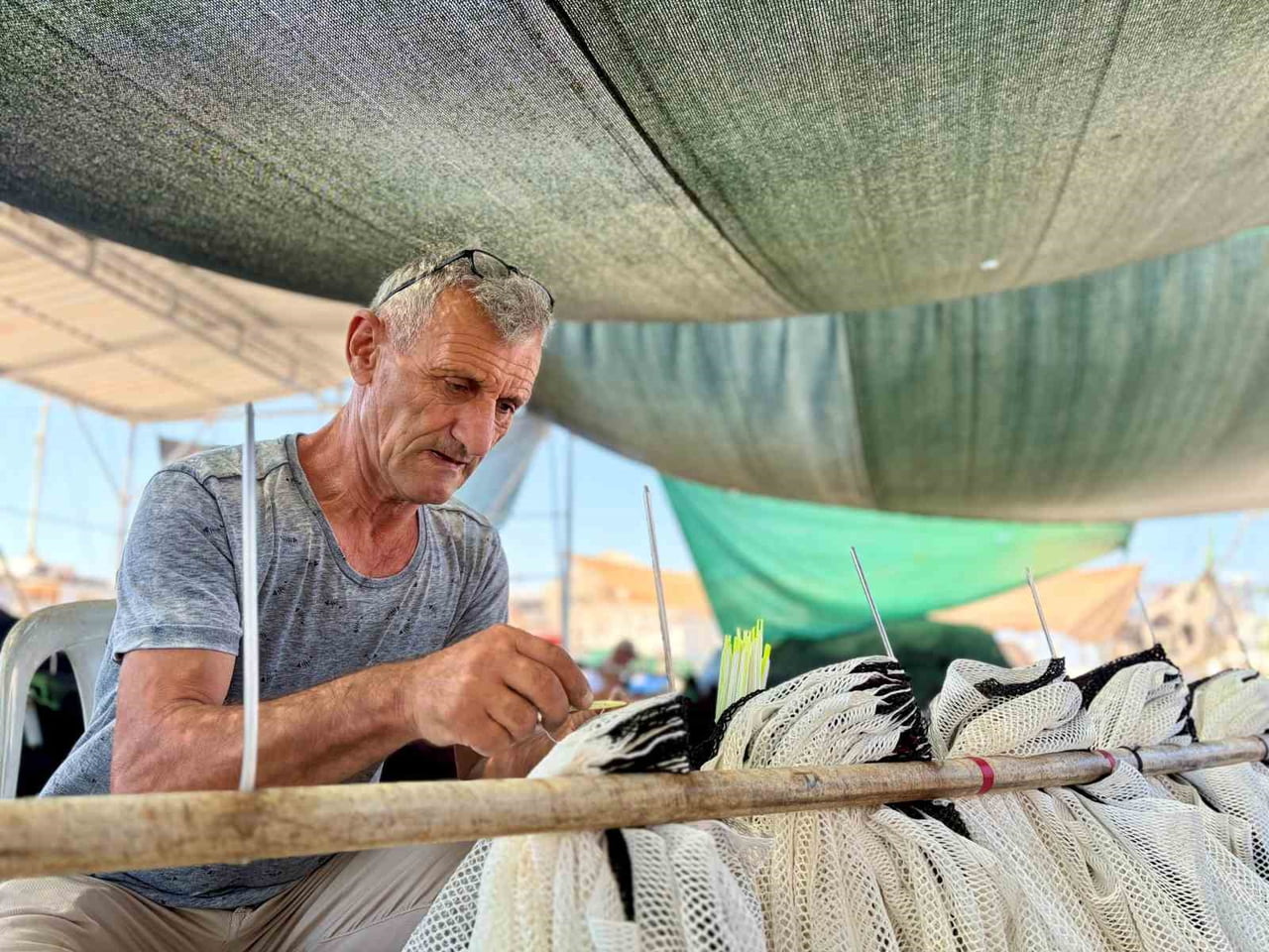 AĞ TAMİRİ YAPAN BALIKÇI İSMAİL KURTULUŞ