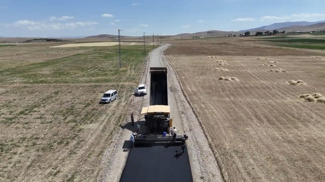 AĞRI’DA, KÖYLERDE YOL VE ALTYAPI ÇALIŞMALARI SÜRÜYOR