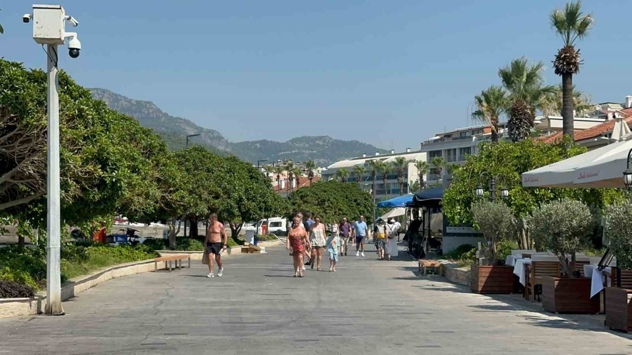 AĞUSTOS SEFERLERİNE BAŞLAYAN GEMİ  MARMARİS'E 3 BİN 700 TURİST GETİRDİ