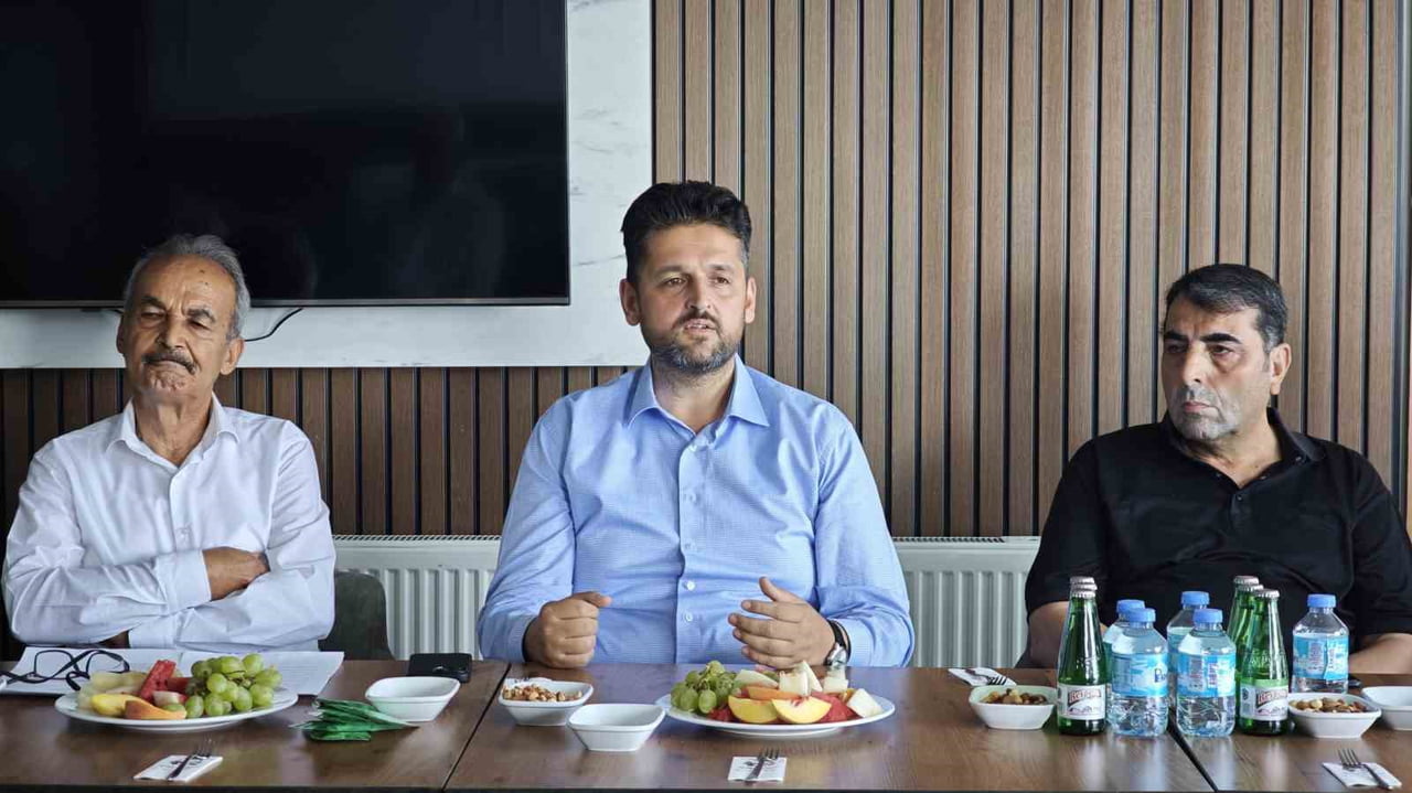 AHLAT BELEDİYE BAŞKANI YAVUZ GÜLMEZ’İN (ORTADA) BAŞKANLIĞINI ÜSTLENECEĞİ ENSTİTÜNÜN...