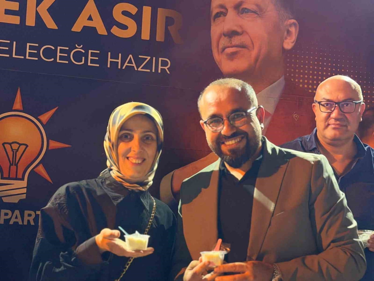 AK PARTİ'DEN DONDURMA İKRAMI