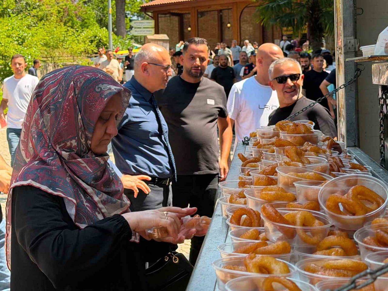 AK PARTİ'NİN 25 KURULUŞ YILI NEDENİYLE LOKMA DAĞITILDI