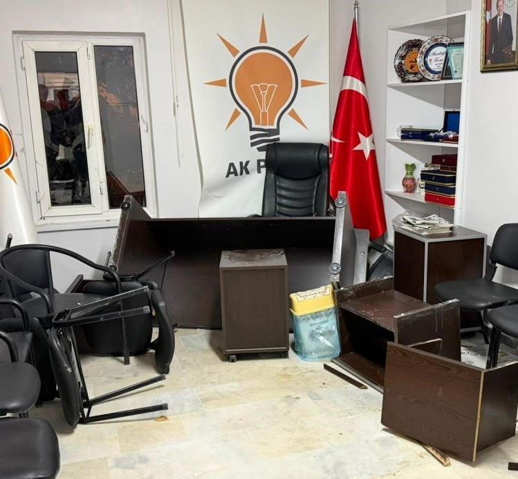 AK PARTİ İLÇE BAŞKANLIĞI BİNASINA SALDIRI DÜZENLENDİ