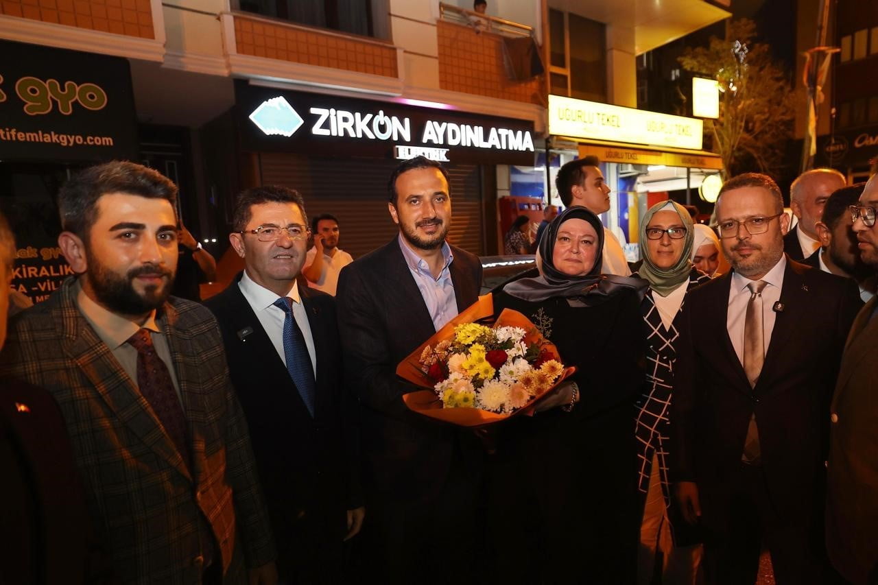 AK PARTİ İSTANBUL İL BAŞKANI ABDULLAH ÖZDEMİR, ÇİÇEK TAKDİMİ