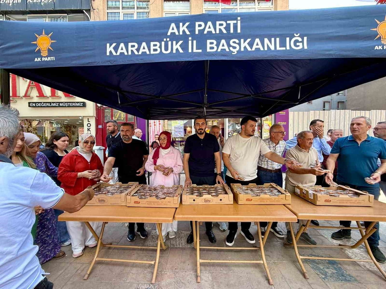 AK PARTİ KARABÜK İL BAŞKANLIĞI, MEVLİD KANDİLİ DOLAYISIYLA VATANDAŞLARA LOKMA İKRAMINDA...