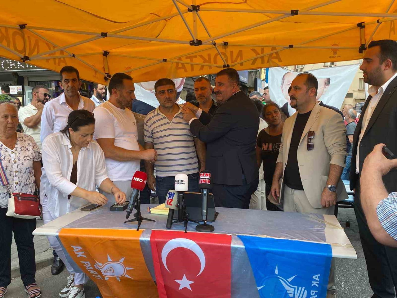 AK PARTİ KONAK İLÇE BAŞKANLIĞI, ÇEŞİTLİ SİYASİ PARTİLERDEN AYRILARAK AK PARTİ SAFLARINA KATILAN...
