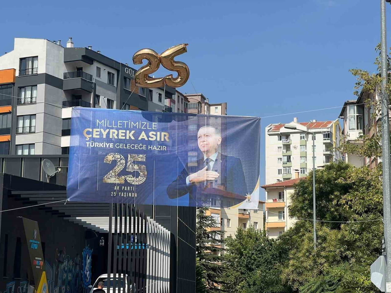 AK PARTİ’NİN KURULUŞUNUN 25. YILDÖNÜMÜ TALAS’TA COŞKUYLA KUTLANDI.