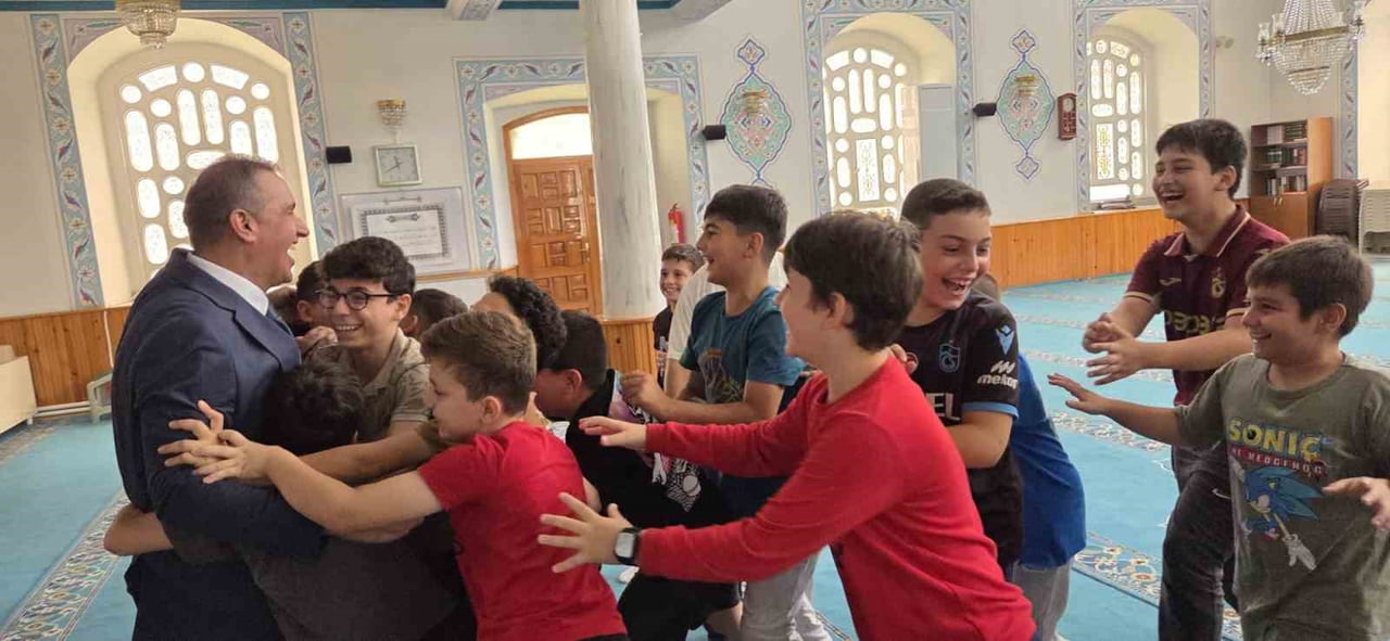 AK PARTİ YOMRA İLÇE BAŞKANI AYDOĞAN İSKENDER’İN CAMİYE FORMALAR İLE GELİŞİNDE MİNİKLER BÜYÜK...