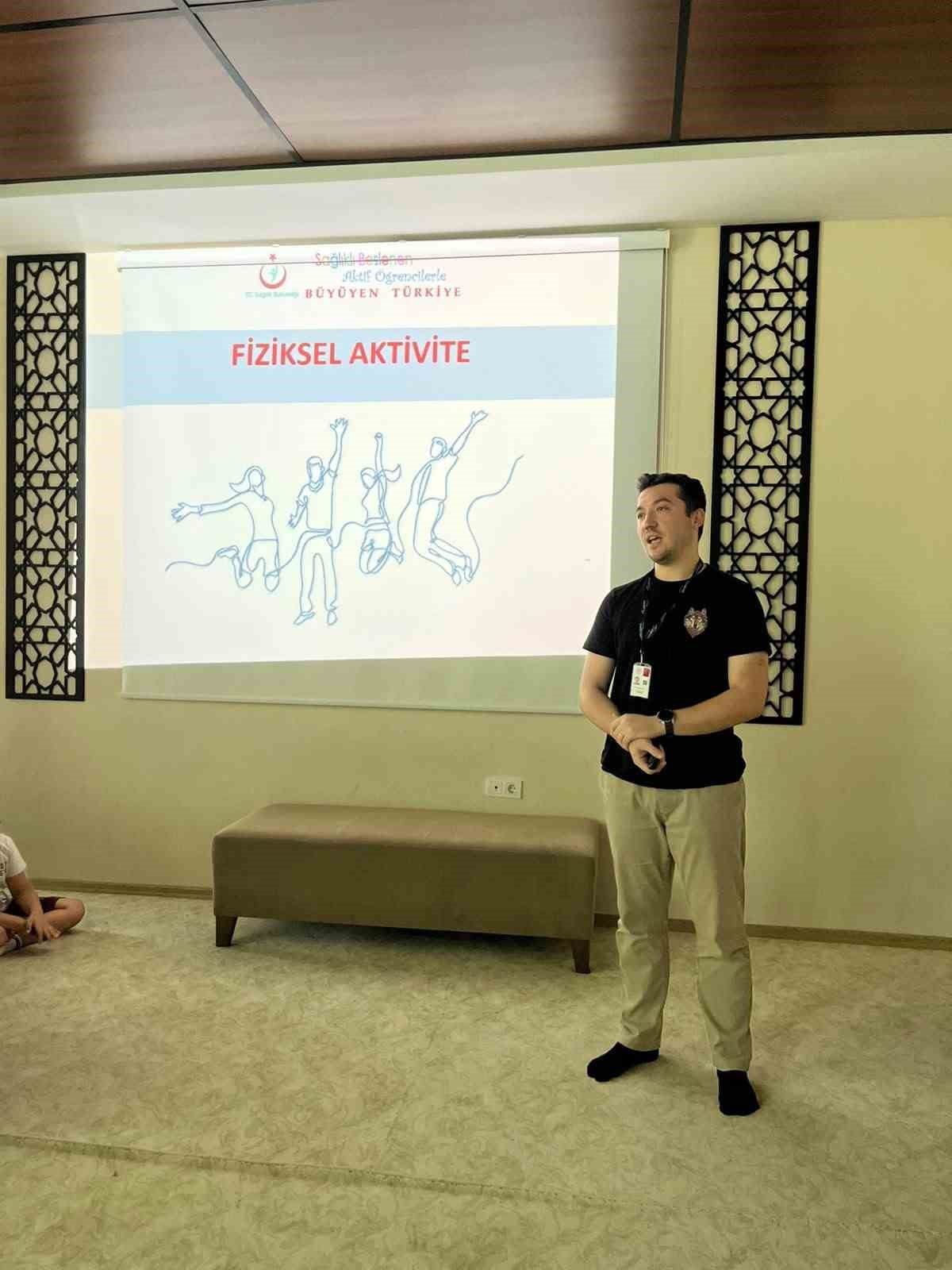 AKÇAKOCA İLÇE SAĞLIK MÜDÜRLÜĞÜ EKİPLERİ TARAFINDAN GENÇLİK MERKEZİ YAZ KULÜBÜ KURSİYERLERİNE...
