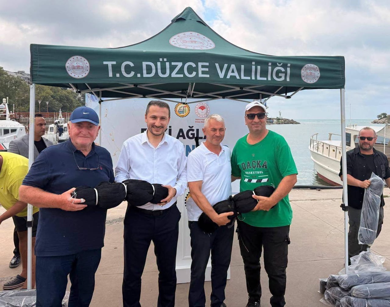 AKÇAKOCA İLÇESİNDE 300 ADET BALIKÇI AĞI DAĞITILDI.