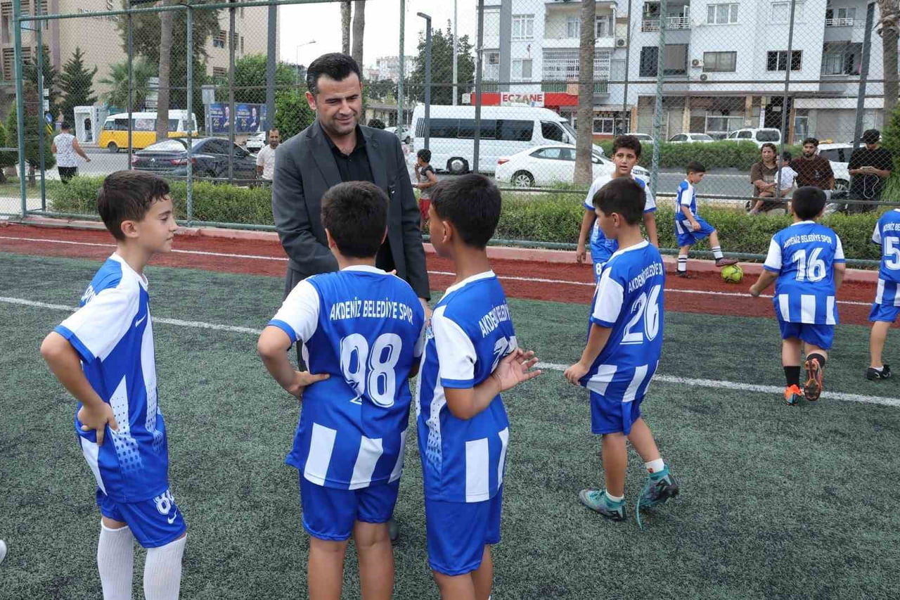 AKDENİZ KAYMAKAMI VE BELEDİYE BAŞKAN VEKİLİ MURAT BEŞİKCİ, AKDENİZ BELEDİYE SPOR KULÜBÜ TARAFINDAN...