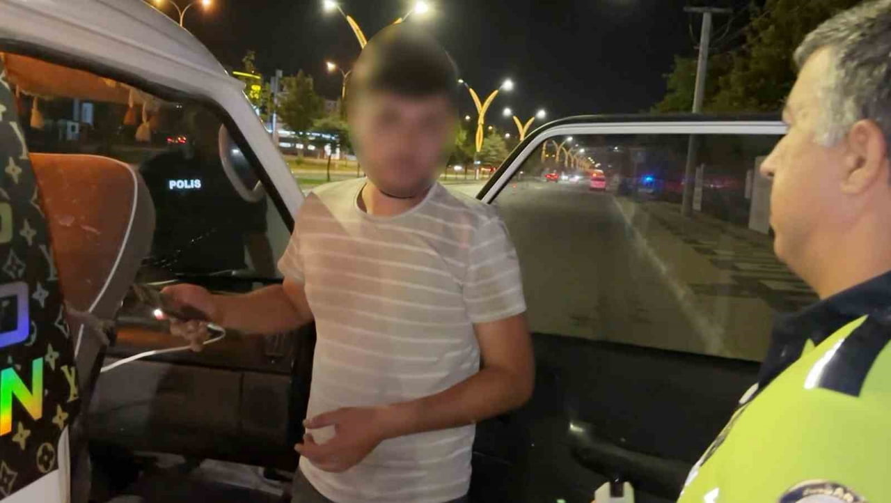 AKSARAY'DA POLİSİN UYGULAMASINI GÖRÜNCE KAMYONETİNİ SAĞA ÇEKİP ARIZALANDI SÜSÜ VEREN ALKOLLÜ...