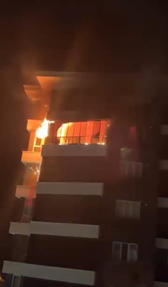 AKSARAY’DA 8 KATLI BİNANIN 7. KATINDA ÇIKAN ALEVLER İTFAİYE EKİPLERİNİN MÜDAHALESİYLE SÖNDÜRÜLDÜ....