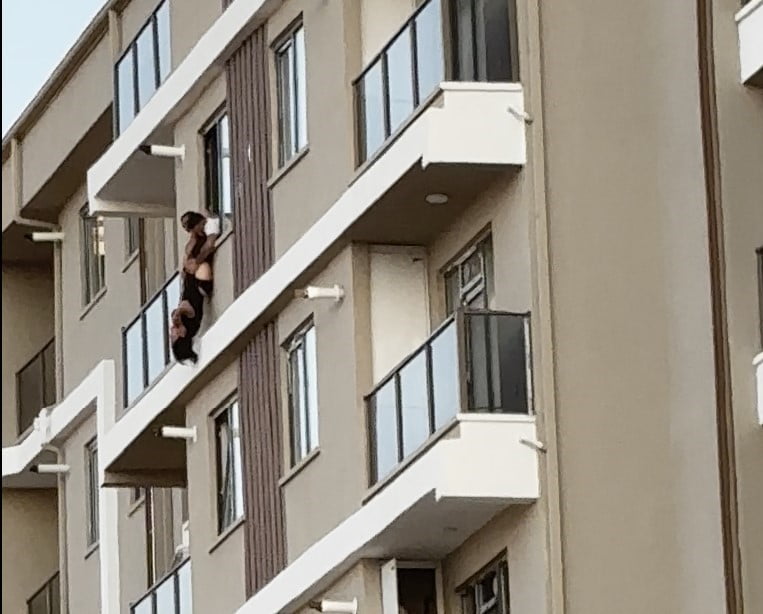 AKSARAY’DA 8 KATLI REZİDANSIN 7. KATINDAKİ DAİRE CAMINDAN AŞAĞIYA ATLAMAK İSTEYEN GENÇ KADIN...