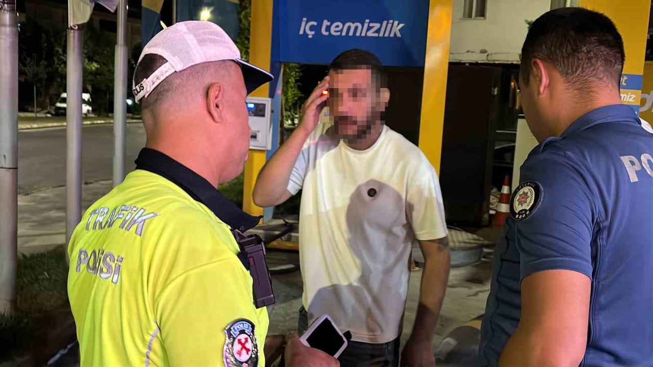 AKSARAY’DA ALKOLLÜ HALDE KULLANDIĞI OTOMOBİLLE PARK HALİNDEKİ OTOMOBİLE ÇARPIP OLAY YERİNDEN KAÇAN...