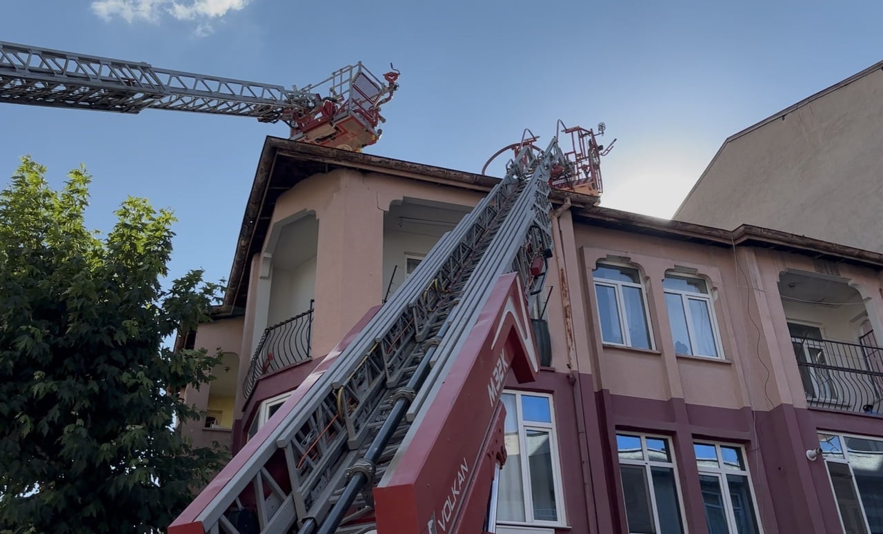 AKSARAY’DA EVDEKİ SOBANIN YAKILMASI SONUCU BACADA ÇIKAN YANGIN PANELİ NEDEN OLDU.