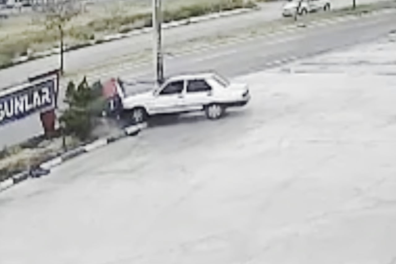 AKSARAY’DA SÜRÜCÜNÜN DİREKSİYON HAKİMİYETİNİ KAYBETMESİ SONUCU KONTROLDEN ÇIKARAK REFÜJE ÇIKAN VE...