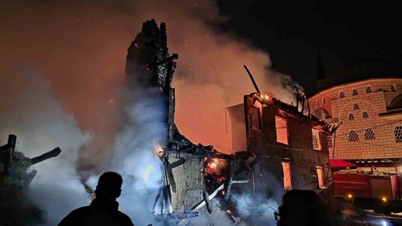 AKSU KÖYÜNDE GECE SAATLERİNDE ÇIKAN YANGINDA KULLANILMAYAN AHŞAP EV İLE SAMANLIK TAMAMEN YANARKEN...
