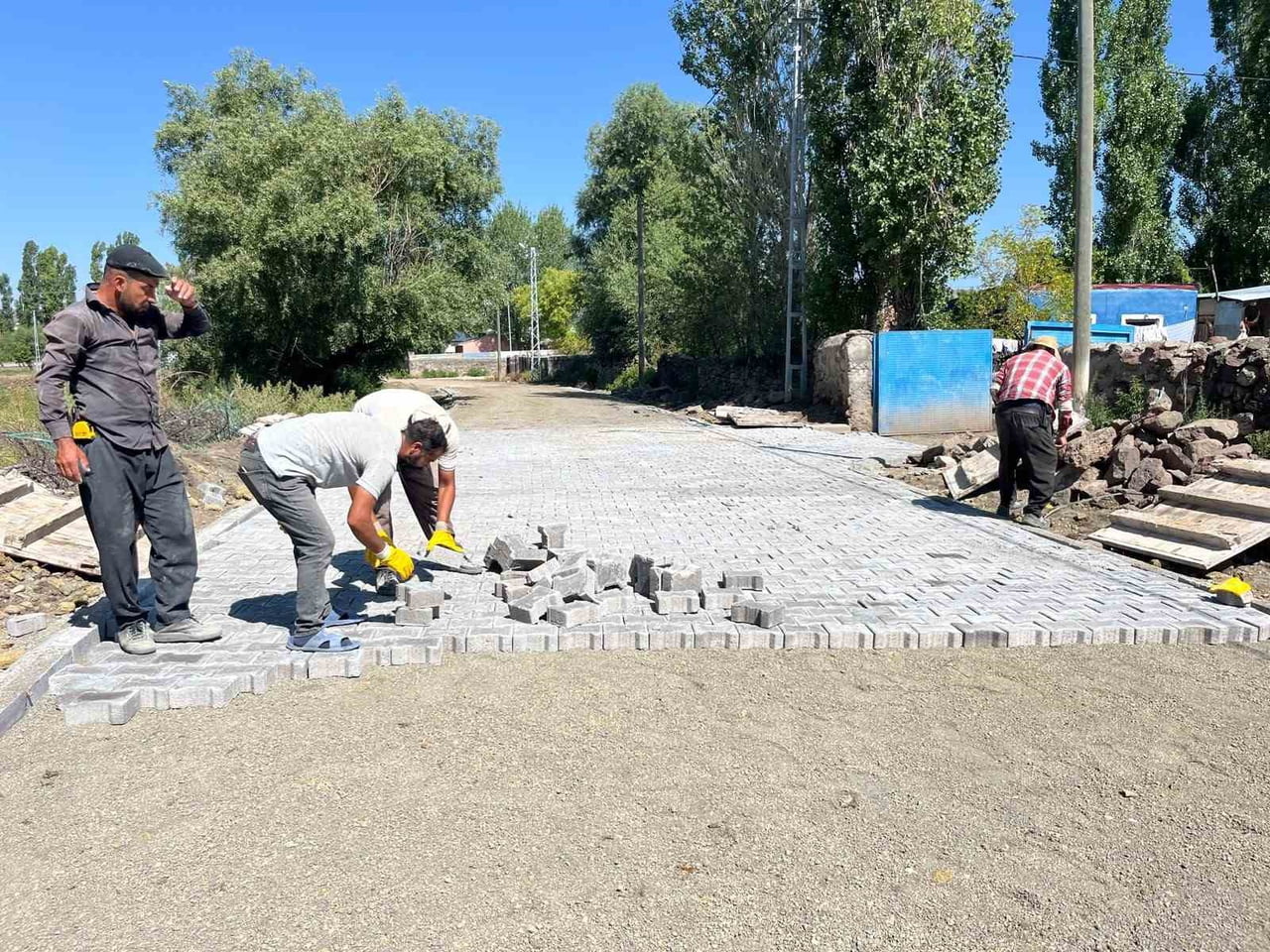 AKYAKA’DA KÖY YOLLARININ KİLİT PARKE TAŞ YAPIMI SÜRÜYOR(KARS-İHA)