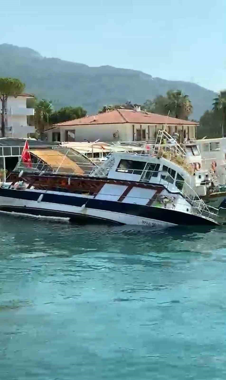AKYAKA’DA TUR TEKNESİ SU ALARAK YAN YATTI
