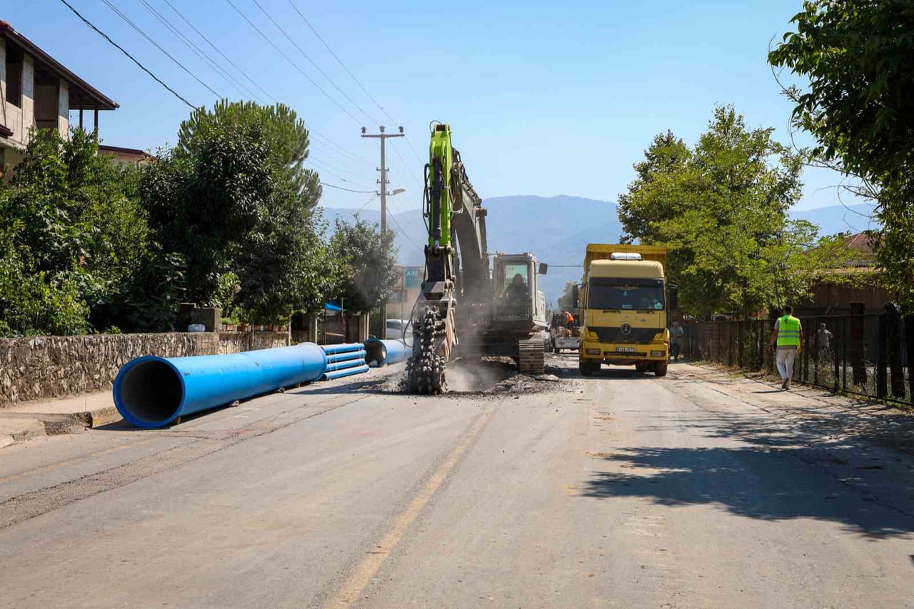 AKYAZI’NIN ALTYAPI GELECEĞİNİ GÜVENCE ALTINA ALACAK OLAN 100 KİLOMETRELİK BİR HATTI BARINDIRAN 1...
