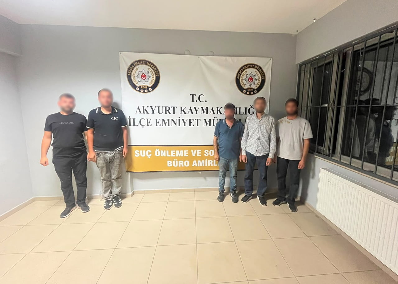 AKYURT İLÇESİNDE ARAÇLA 7 KİLOMETRE BOYUNCA POLİSTEN KAÇAN 5 ŞÜPHELİ YAKALANDI.