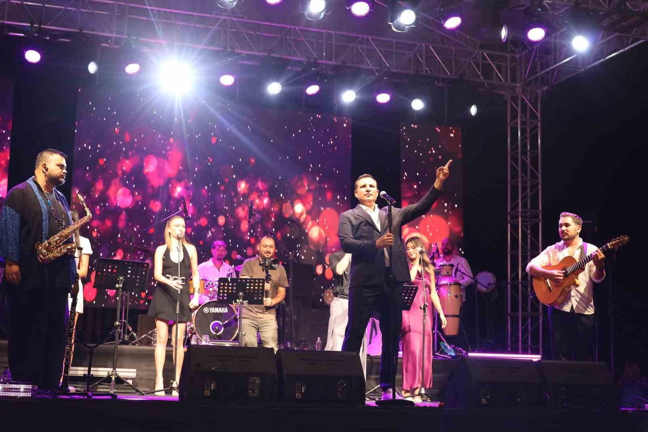 ALAÇAM İLÇESİ GEYİKKOŞAN YAZ KONSERLERİ’NDE RAFET EL ROMAN RÜZGARI ESTİ.