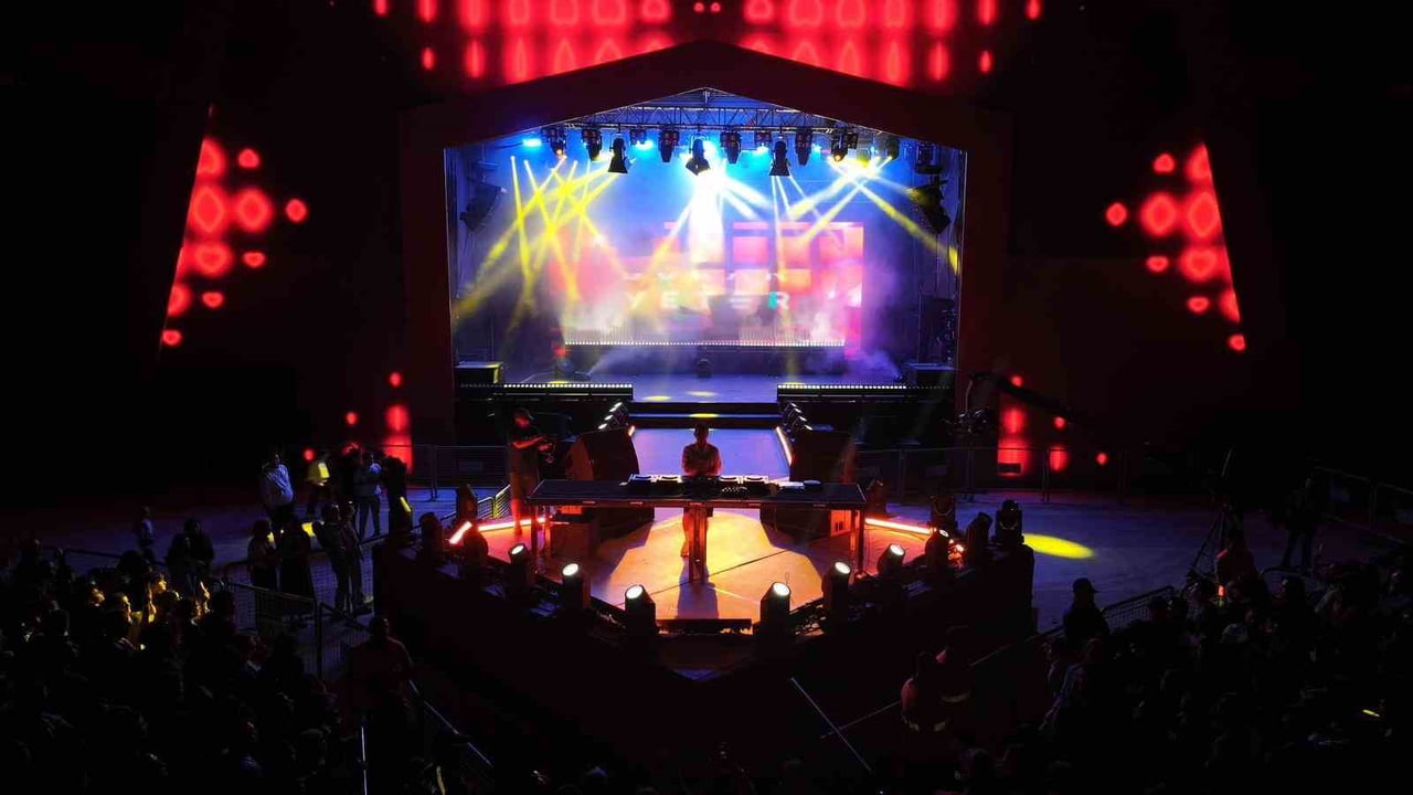 ALANI DOLDURAN VATANDAŞLAR, DJ BURAK YETER’İN MUHTEŞEM PERFORMANSIYLA DOYASIYA EĞLENDİ.