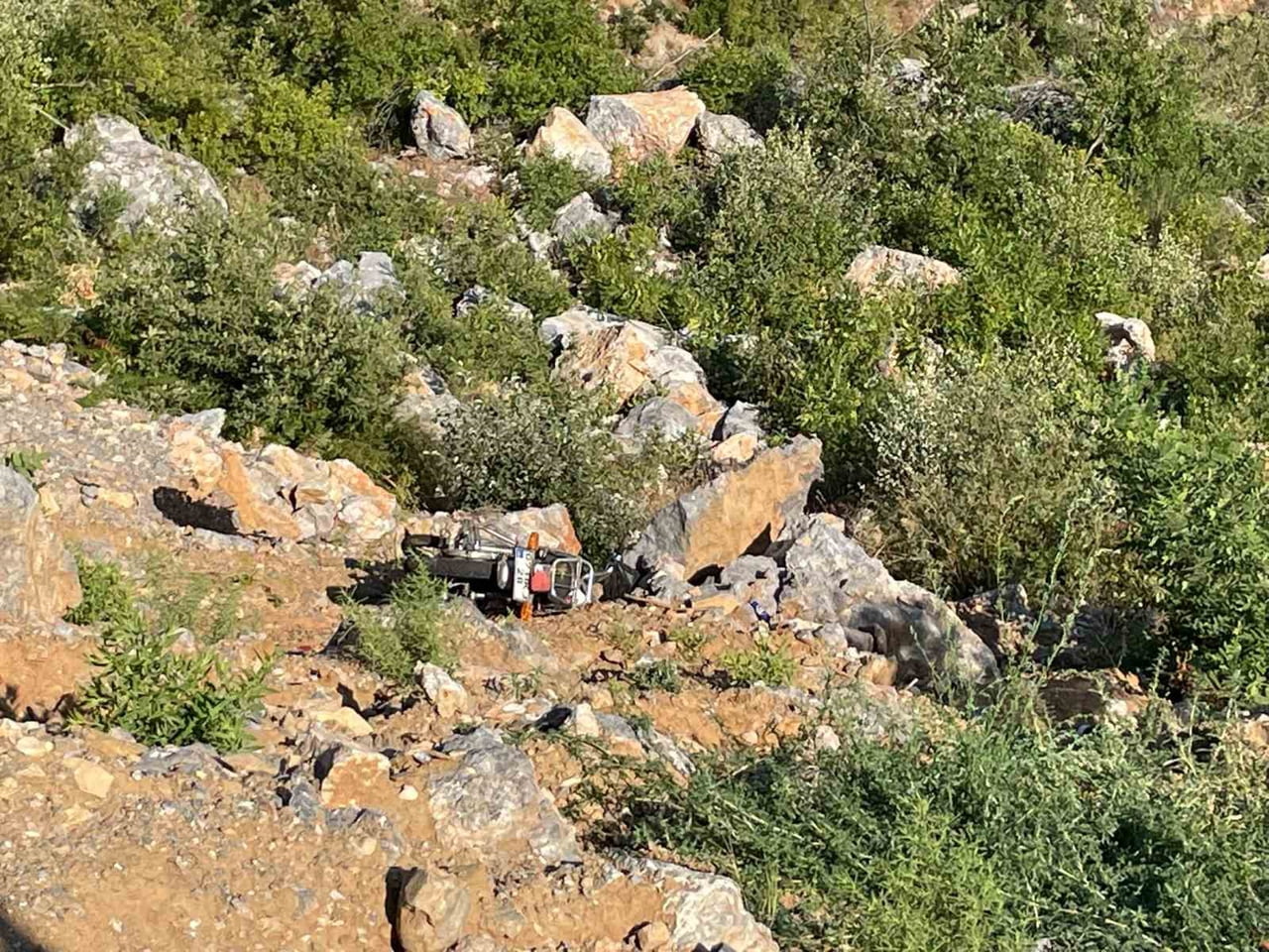 ALANYA'DA MOTOSİKLET UÇURUMA YUVARLANDI