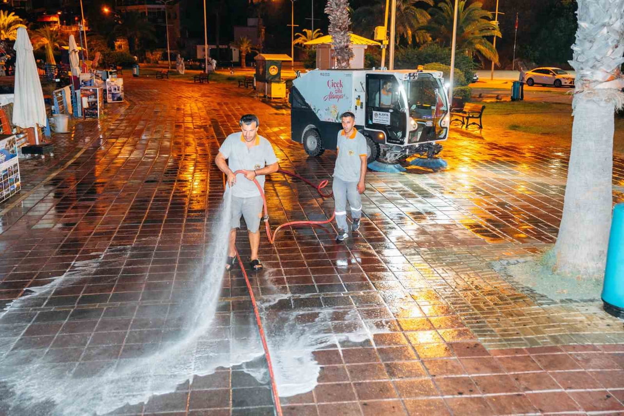 ALANYA BELEDİYESİ TEMİZLİK İŞLERİ MÜDÜRLÜĞÜ EKİPLERİ, KENTİN EN YOĞUN VE TURİSTİK NOKTALARININ...